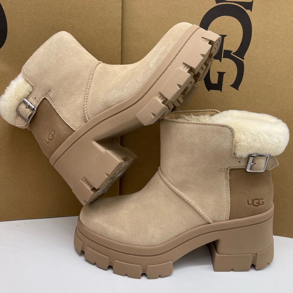 UGG Women's
W BROOKLYN BUCKLE PLATFORM HIGH HEELS BOOTS SAND Tan Ankle Boots